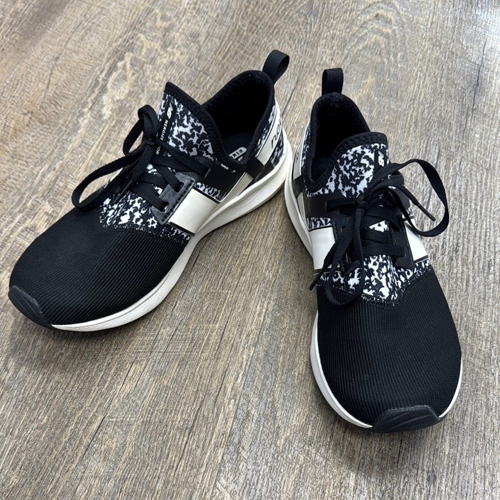 New Balance Black and White Sneakers Modern Design